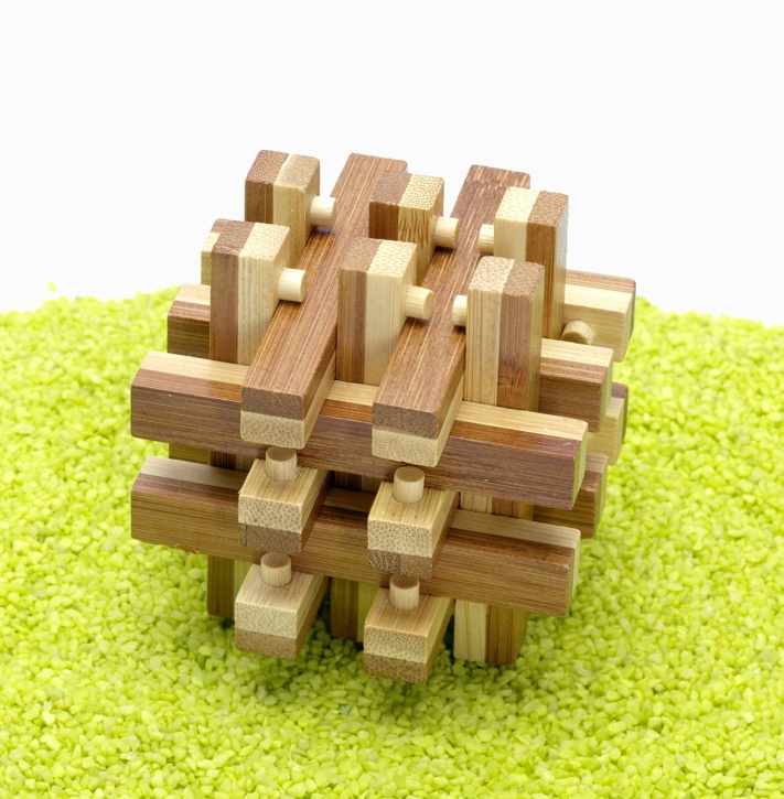 3D IQ Test Bambus Puzzle Verschlossen 9 x 8,5 x 9 cm